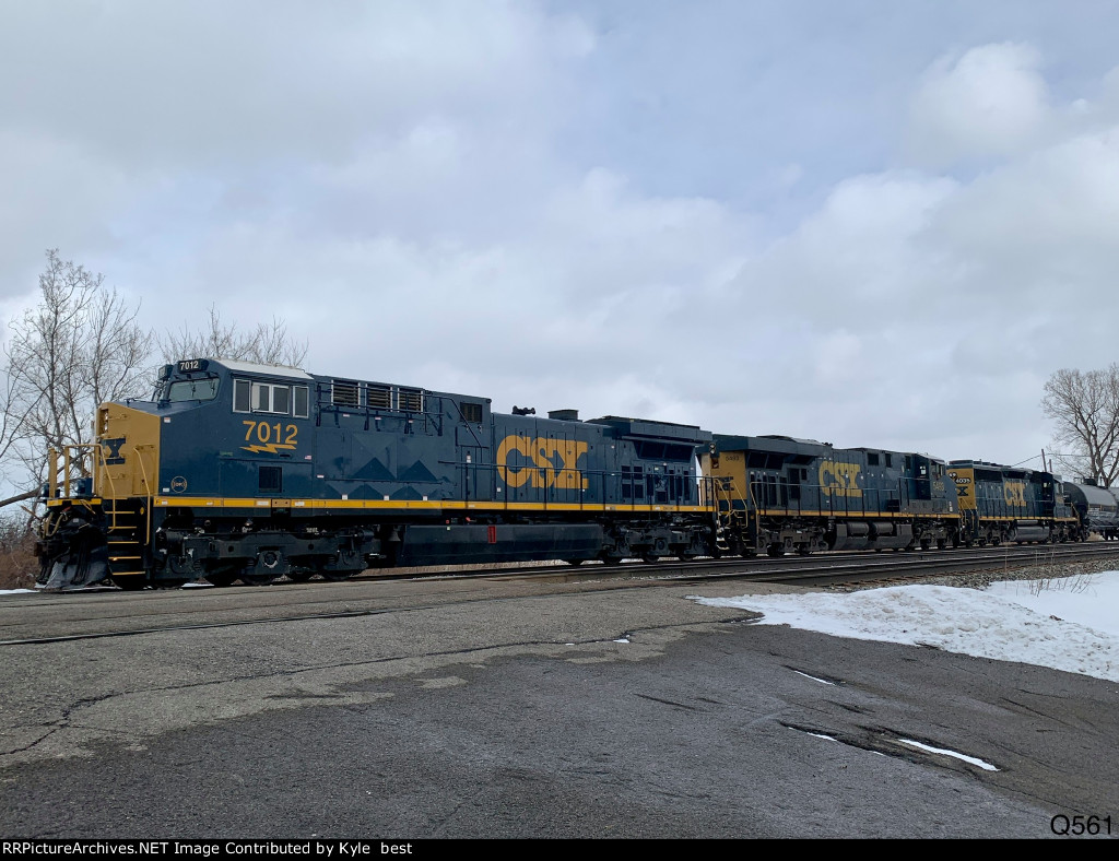 CSX 7012 on Q561